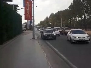 Anayolda Geri Geri Giden Otomobil, Trafiği Böyle Tehlikeye Soktu