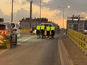 Konya’da Trafik Polisleri Arızalanan Aracı Yolda Bırakmadı
