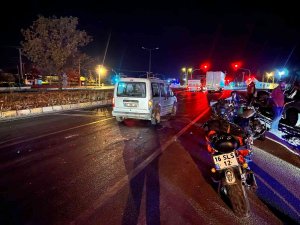 Hızını Alamayan Motosiklet Kırmızı Işıkta Bekleyen Araca Arkadan Çarptı
