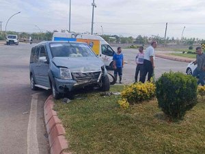 Hafif Ticari Araçla Otomobil Çarpıştı: 1 Yaralı