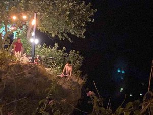 Antalya’da Falezlere Çıkan Genç Ölümle Burun Buruna Geldi, Ablası 1.5 Saatte İkna Etti
