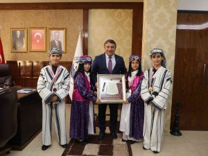 Halk Oyunları Yarışmasında Hünerlerini Sergilediler