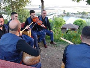 Muş’ta Teke Ailesi Hobi İle Başladıkları Müzik Aşkını Eğitimle Taçlandırıyor