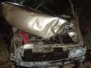 Sürücünün Direksiyon Hakimiyetini Kaybettiği Otomobil Yoldan Çıktı; 3 Kişi Yaralandı