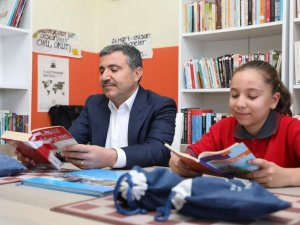 Projede Toplanan Kitaplar Köy Okuluna Verildi