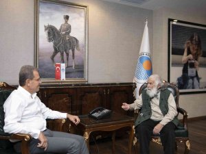 Hat Ustası Çalışkan, ’Son Nokta’ Eserini Başkan Seçer’e Hediye Etti