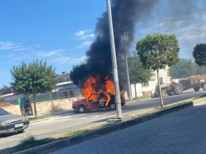 Park Halindeki Otomobil Alev Topuna Döndü