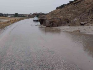 Kayseri’de Selde Kayalar Yola Düştü