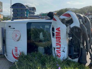 Hasta Sevk Eden Ambulans Kamyonetle Çarpışıp Devrildi: 8 Yaralı