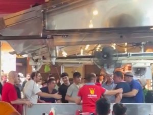 Beyazıt’ta Esnaf İle Turist Müşterinin ‘Hesap’ Kavgası Kamerada