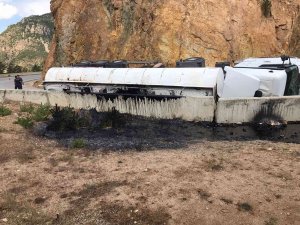 Gümüşhane’de Virajı Alamayan Bitüm Yüklü Asfalt Tankeri Yan Yattı: 1 Yaralı