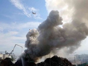 Geri Dönüşüm Tesisinde Çıkan Yangına Helikopterle Müdahale Edildi
