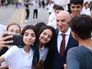 Öğrencilerden Keçiören Belediye Başkanı Altınok’a Sevgi Gösterisi