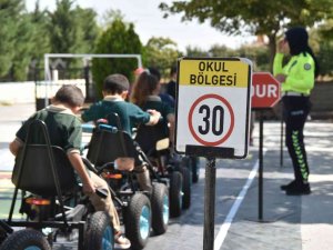 Mobil Trafik Eğitim Tırı İle İlkokul Öğrencileri Trafik Bilinci Kazanıyor