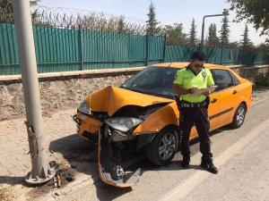 Elazığ’da Otomobil Direğe Çarptı: 1 Yaralı