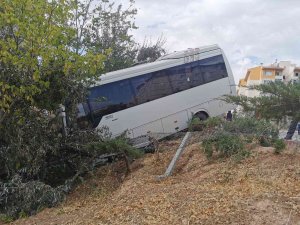 Servis Minibüsü Bahçeye Düştü: 1 Ölü