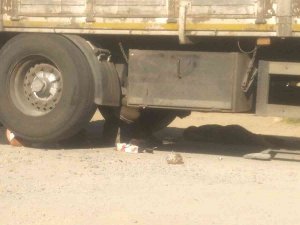Yabancı Uyruklu Aileyi Taşıyan Motosiklet Tırın Altın Girdi; 1 Ölü, 2 Ağır Yaralı