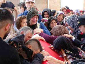 Pençe-kilit Şehidinin Türk Bayrağına Sarılı Tabutuna Sarılan Ailesi Gözyaşlarına Boğuldu
