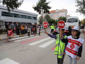 Öğrenciler Trafik Polisi Oldu, Trafik Kurallarına Düdükleriyle Dikkat Çekti
