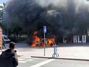 (Düzeltme) Bunalım Geçiren Vatandaş, Kullandığı Otomobili Yüzlerce Kişi Önüne Benzin Döküp Yaktı