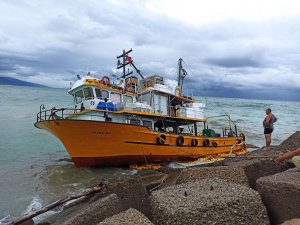 Kayalıklara Oturan Teknedeki Balıkçılar Denize Düştü, Boğulmaktan Son Anda Kurtuldular
