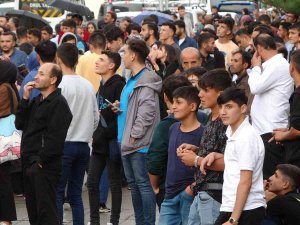 Meraklı Vatandaşlar İntihar Girişiminde Bulunan Genci Saatlerce Yağmur Altında İzledi