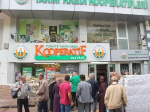 Kooperatif Marketi Önünde Yağ Ve Şeker Kuyrukları Devam Ediyor