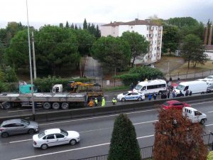 Tır Makaslayıp Yolu Kapatınca Trafik Felç Oldu