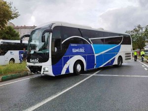 Yolcu Otobüsü Bariyerlere Çarptı, Faciadan Dönüldü