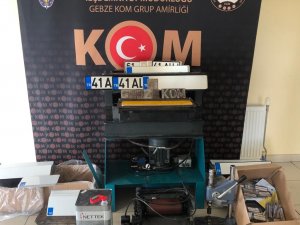 Çok Sayıda Boş Plakayı Kozmetik Firmasında Saklamışlar