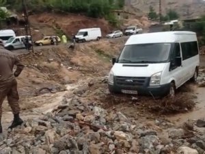 Batman’da Sağanak Sele Dönüştü, Evleri Su Bastı, Araçlar Suda Sürüklendi