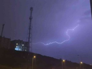 Kayseri’de Geceyi Şimşekler Aydınlattı