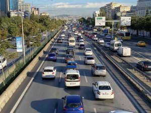 İ̇stanbul’da Haftanın Son İş Gününde Trafik Yoğunluğu Oluştu