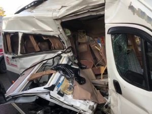 Sancaktepe’de İki Servis Aracı Çarpıştı: 4 Yaralı