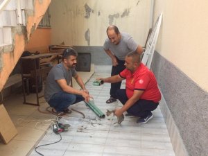 Kafası Demir Boruya Sıkışan Yavru Kediyi İtfaiye Kurtardı