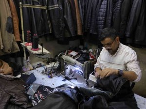 10 Yaşında Çekiç Sesine Kulak Verdi, 35 Yıldır Deri Mont Onarıyor