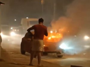 Seyir Halinde Alev Alan Otomobilden Son Anda Kurtuldu