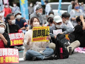Japonya’da Abe İçin Yapılacak Resmi Cenaze Töreni Protesto Edildi