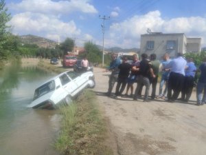 Sulama Kanalına Düşen Otomobili Kurtarma Operasyonu: Vatandaşlar Seferber Oldu