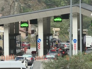 Rusya-gürcistan Sınır Kapısında 6 Kilometrelik Araç Kuyruğu