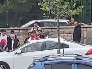 Küçükçekmece’de Yolun Karşısına Geçen İki Genç Kıza Araç Çarptı