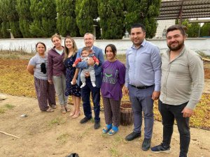 Ak Parti’li Aydemir Sarıgöl’de Üzüm Sergilerini Gezdi, Vatandaşla Buluştu