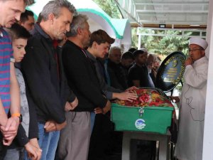 Kardeşinden Ablasının Tabutuna Son Dokunuş