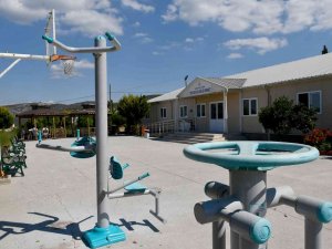 Kuşadası Belediyesi’nden Hastane Bahçesine Spor Alanı