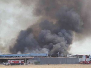İ̇zmir’de Yatak Fabrikasındaki Yangın Kontrol Altında