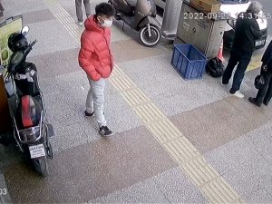 Etrafı Gözleyen Hırsız, Riski Ölçtükten Sonra Elektrikli Bisikleti Çaldı