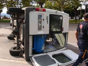 Otomobille Çarpışan Minibüs Devrildi, Şans Eseri Yaralanan Olmadı