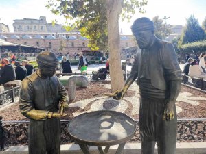 Eminönü’nde Bulunan Simitçi Heykelinin Bronz Simitleri Çalındı