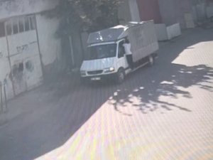 Araçtan Çaldıkları Çantayı Boşaltıp Fark Edilmemek İçin Yerine Bıraktılar