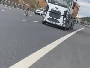 Çekmeköy’de Otobanda Yarı Çıplak Halde Koştu, Canını Tehlikeye Attı